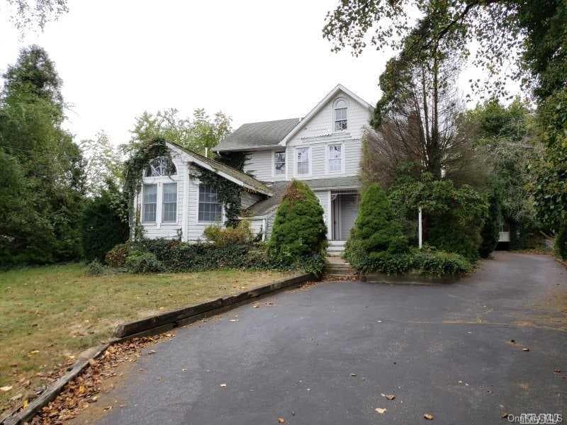 104 Lawrence Avenue, Smithtown