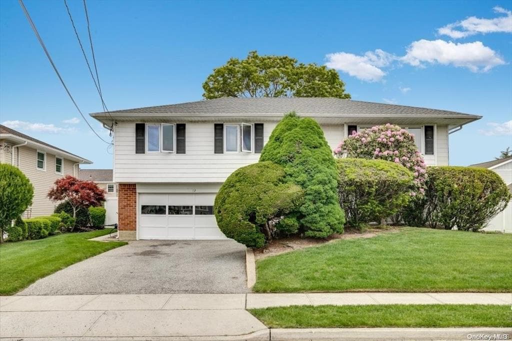 12 Anchor Drive, Massapequa