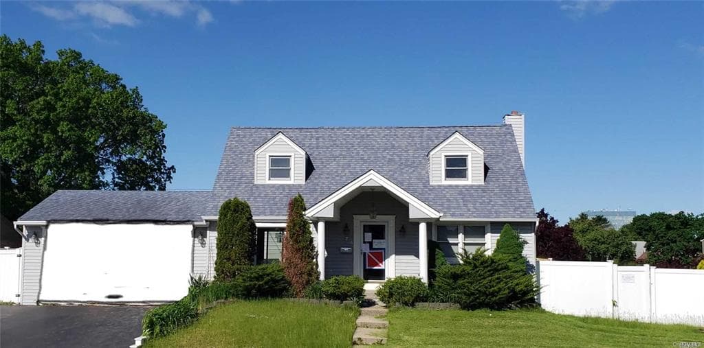 174 Wickshire Drive, East Meadow