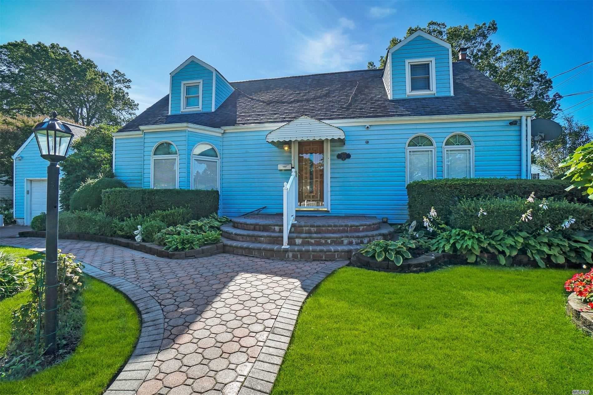 205 E John St, Lindenhurst, NY 11757