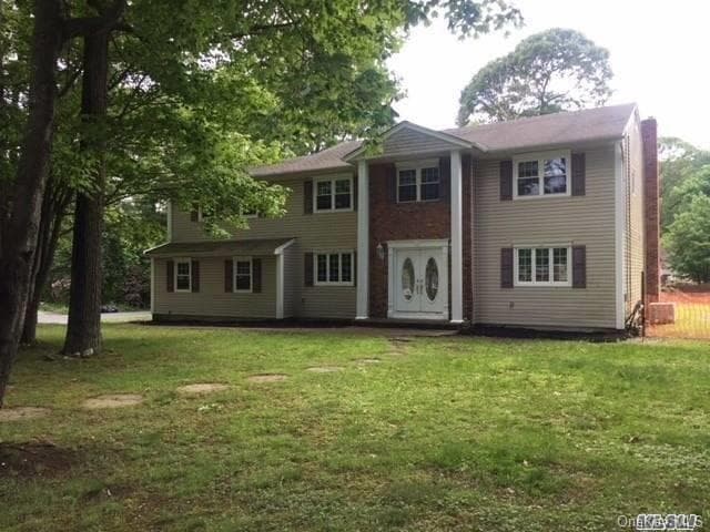 24 Mcculloch Drive, Dix Hills