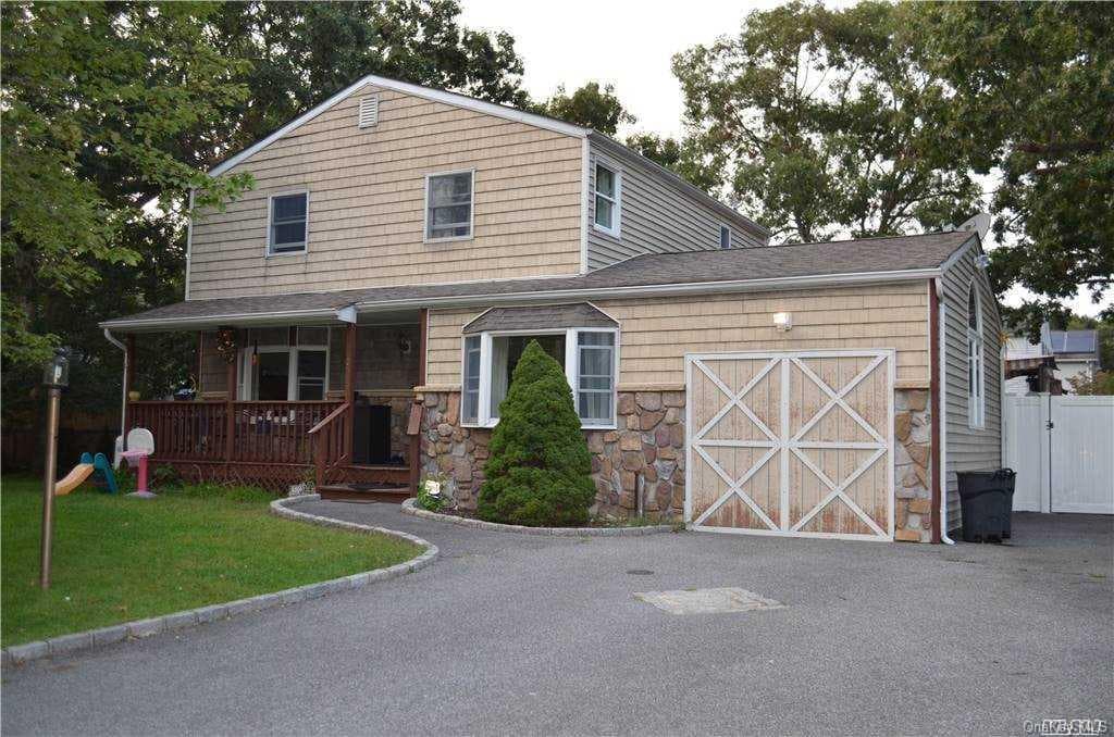25 Newport Avenue, Selden