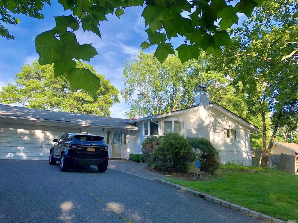 28 Lauren Avenue, Dix Hills