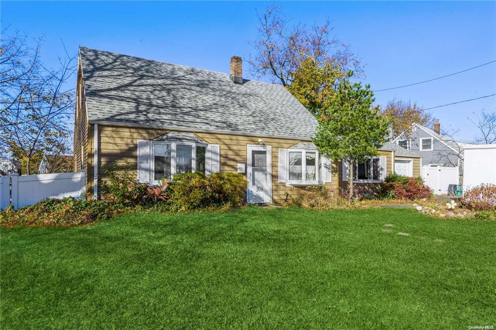 308 Center Lane, Levittown