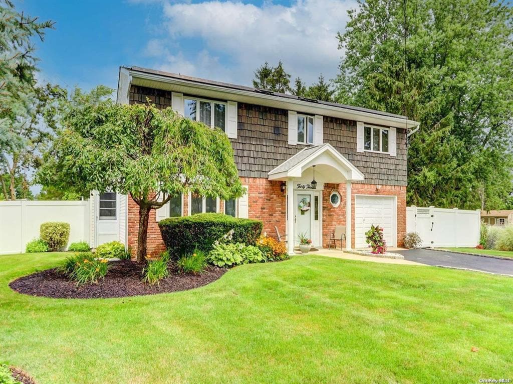 33 Sandy Hollow Drive, Smithtown