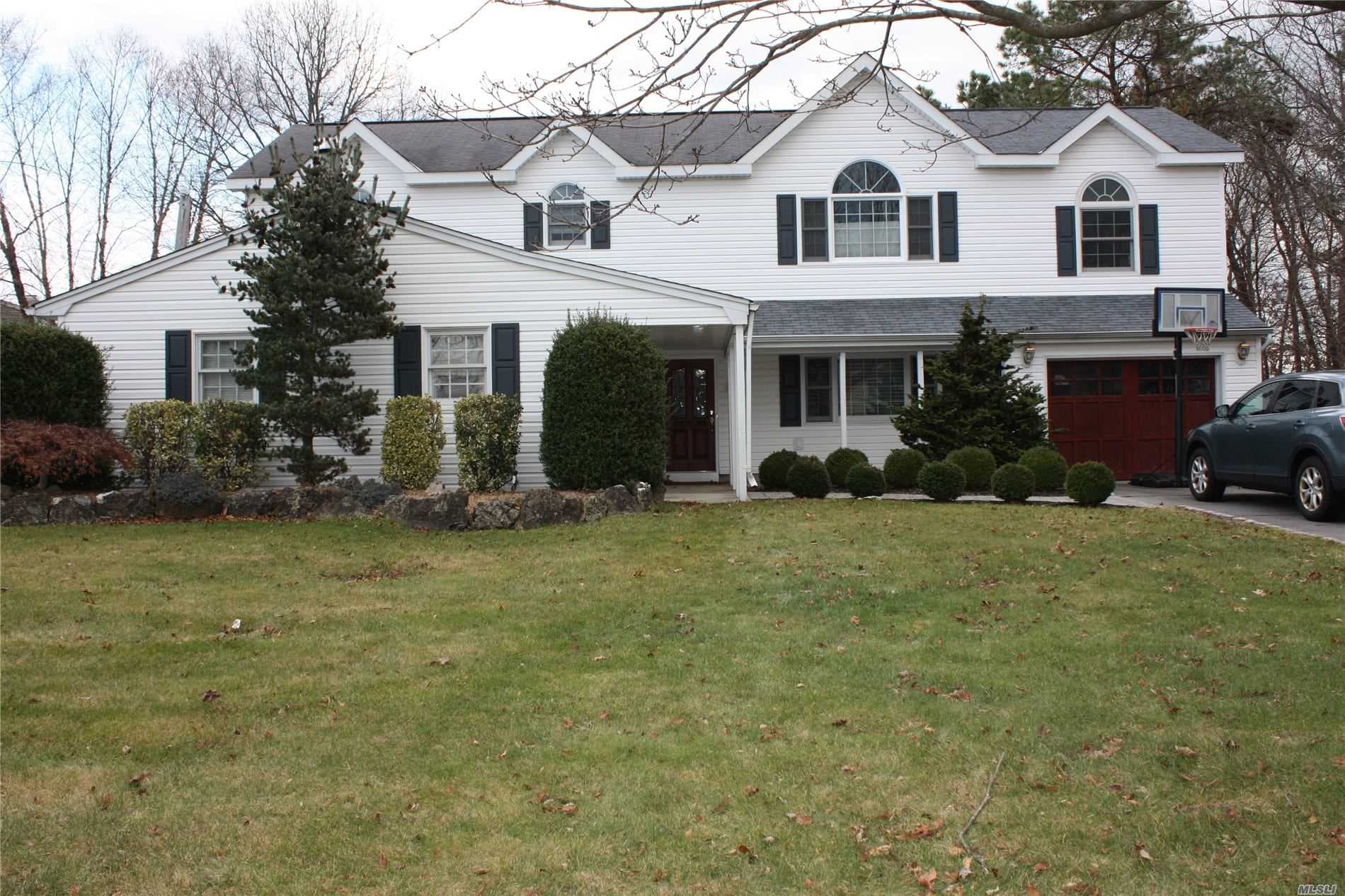 343 Greenbelt Parkway,  Holtsville,  NY 11742