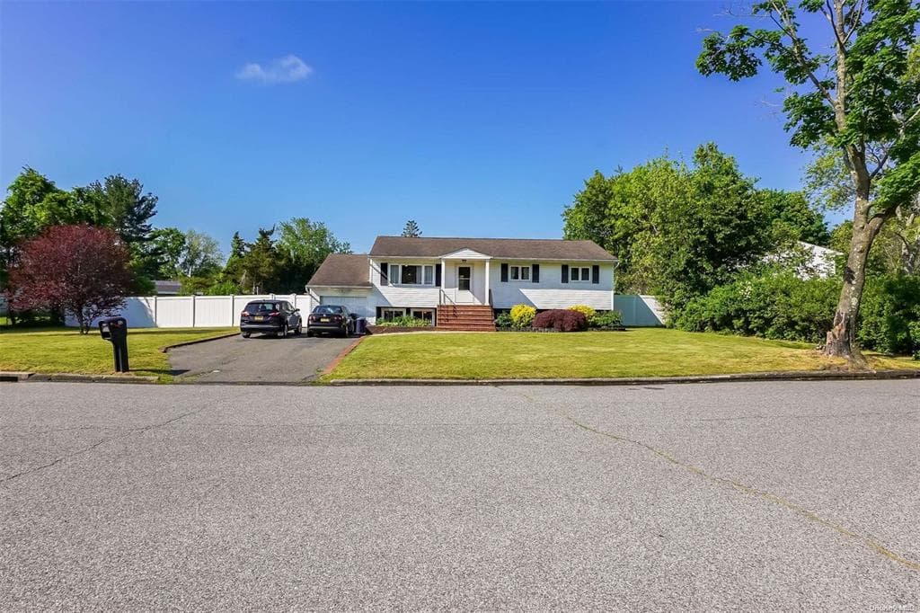 52 Nadine Lane, Port Jefferson Station