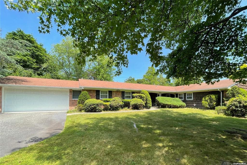 7 Onyx Dr, Stony Brook