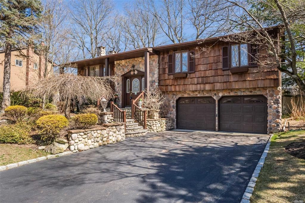 83 Gannet Drive, Commack