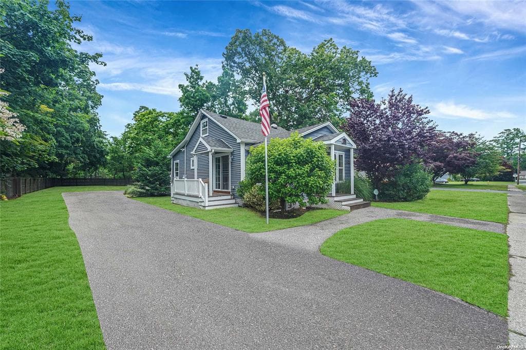 831 Erie Street, Ronkonkoma