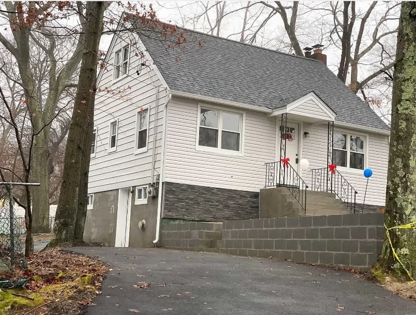 94 Maple Ln, Medford, NY 11763