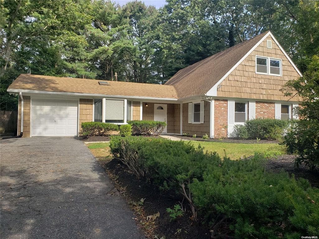 995 Old Town Road, Coram