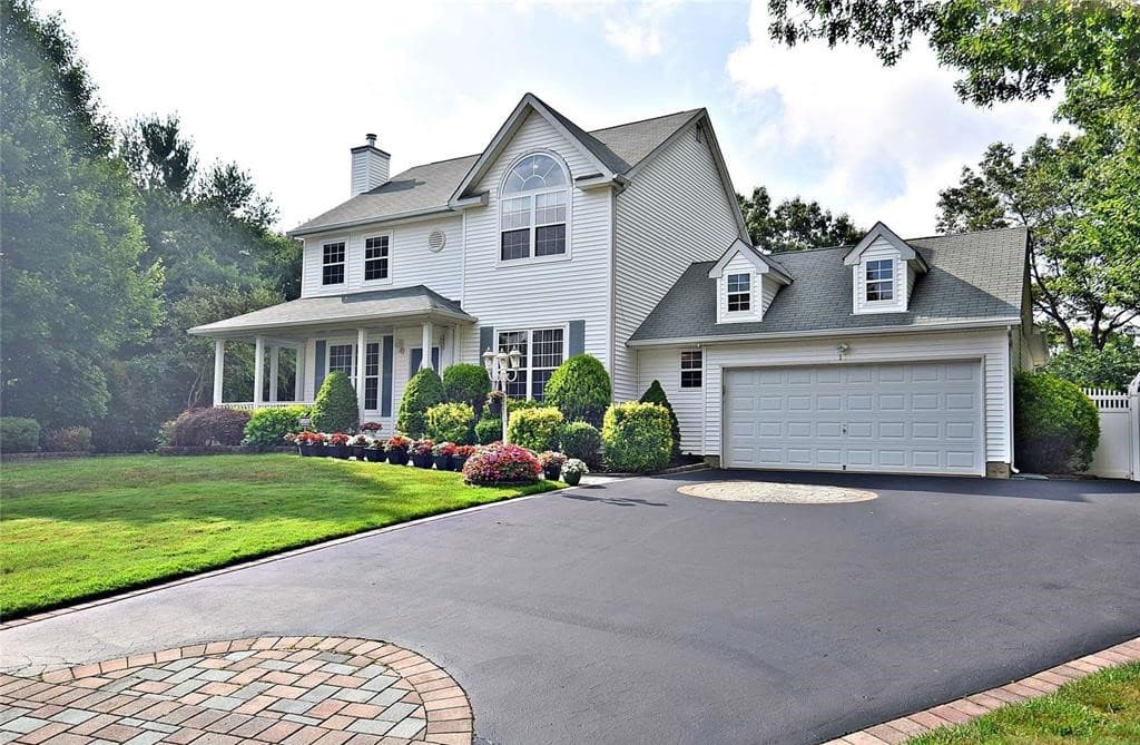 11 Justin Circle, Port Jefferson Station