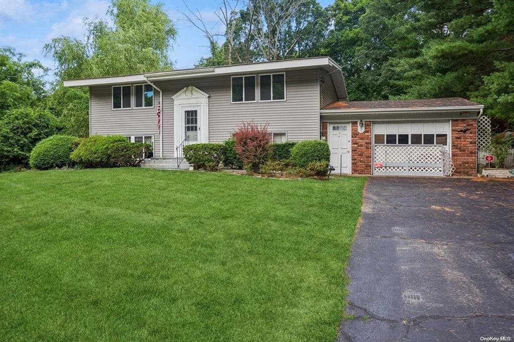 12 Deer Lane, East Setauket