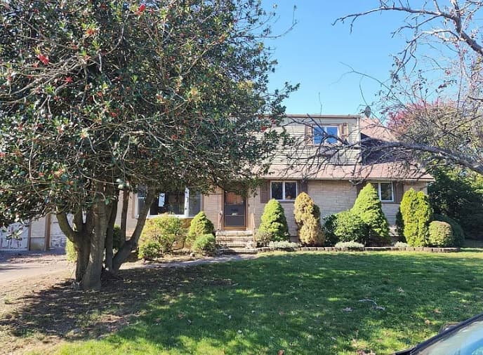 138 W 3rd Street, Deer Park