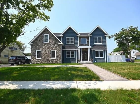2 Wedgewood Ln, Wantagh