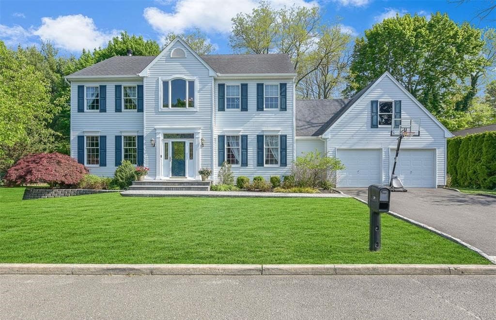 25 Knolltop Drive, Nesconset